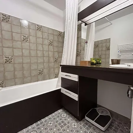 T3 Avec Piscine Et Parking, Au Bord De Mer, Sainte-maxime, Climatise Et Proche Commerces - Fr-1-226-542 *